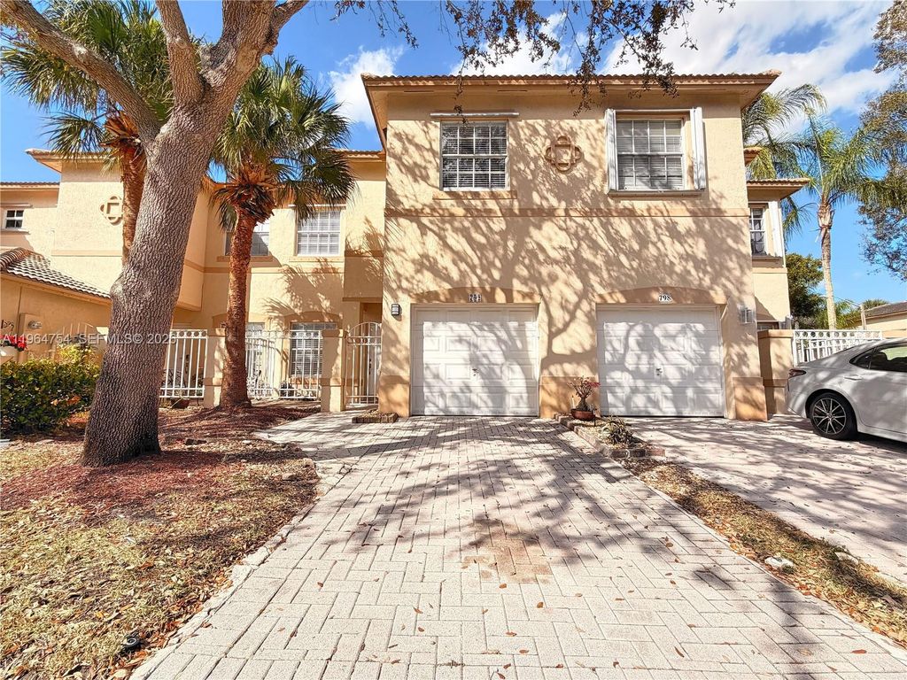 792 NW 170th Ter 792, Pembroke Pines, FL 33028