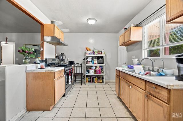 213 8th Street, Bakersfield, CA 93304