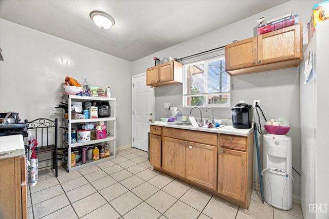 213 8th Street, Bakersfield, CA 93304