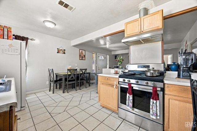 213 8th Street, Bakersfield, CA 93304