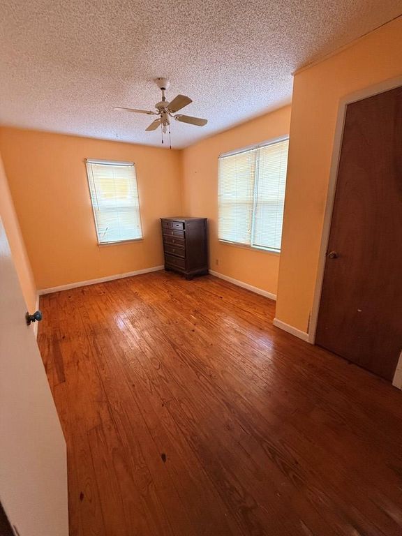 Image 12 of property listing at 417 W Ave V, San Angelo, TX 76903