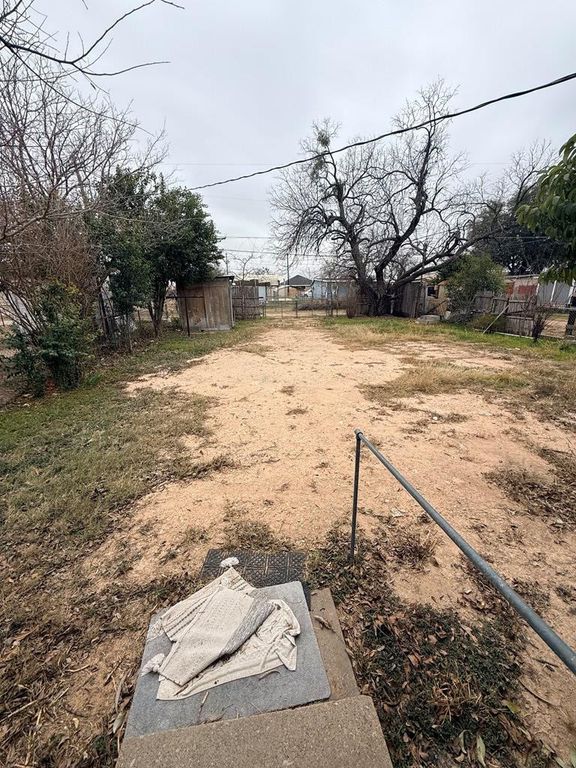 Image 13 of property listing at 417 W Ave V, San Angelo, TX 76903
