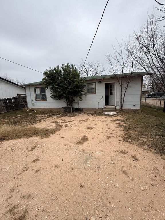 Image 14 of property listing at 417 W Ave V, San Angelo, TX 76903