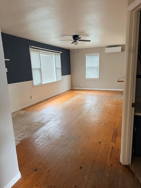 Image 3 of property listing at 417 W Ave V, San Angelo, TX 76903