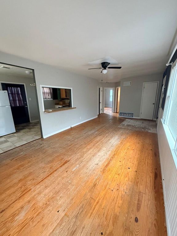 Image 4 of property listing at 417 W Ave V, San Angelo, TX 76903