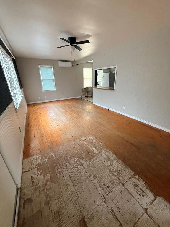 Image 5 of property listing at 417 W Ave V, San Angelo, TX 76903