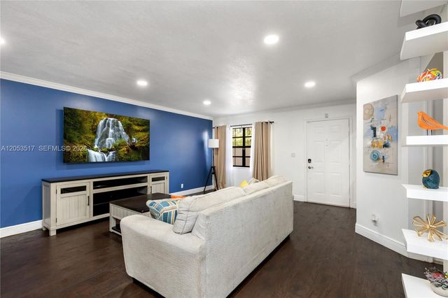 9153 Vineyard Lake Dr, Plantation, FL 33324