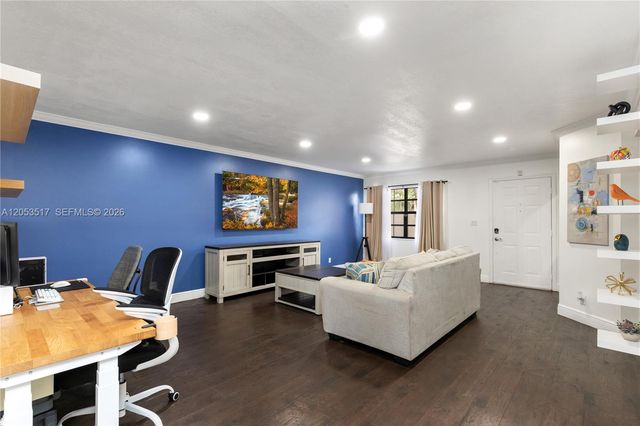 9153 Vineyard Lake Dr, Plantation, FL 33324