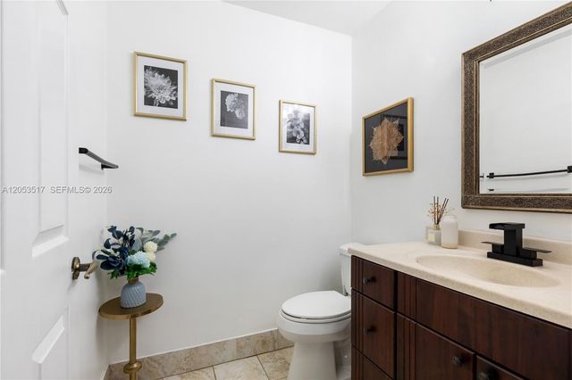 9153 Vineyard Lake Dr, Plantation, FL 33324
