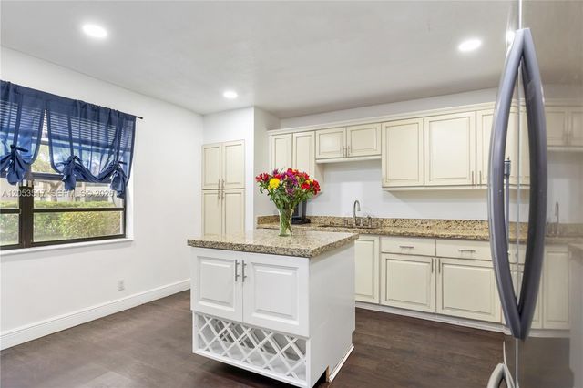 9153 Vineyard Lake Dr, Plantation, FL 33324