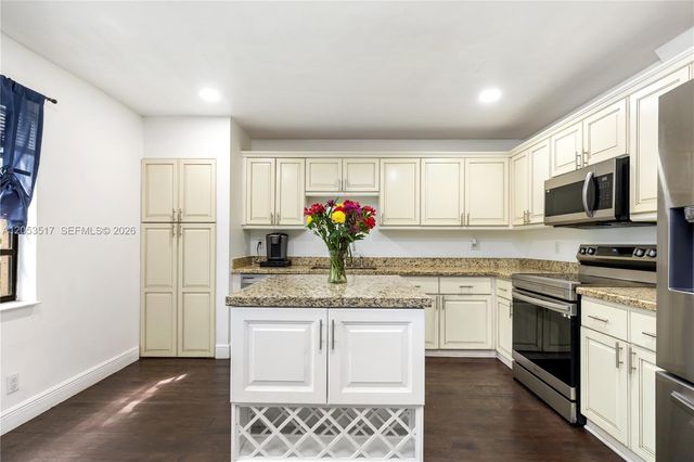 9153 Vineyard Lake Dr, Plantation, FL 33324