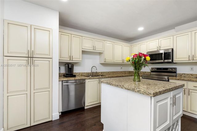 9153 Vineyard Lake Dr, Plantation, FL 33324