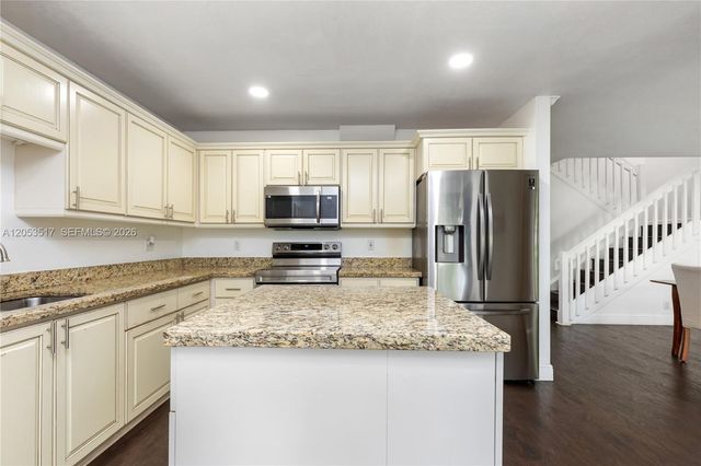 9153 Vineyard Lake Dr, Plantation, FL 33324
