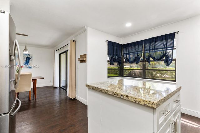 9153 Vineyard Lake Dr, Plantation, FL 33324