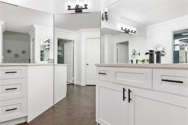 9153 Vineyard Lake Dr, Plantation, FL 33324