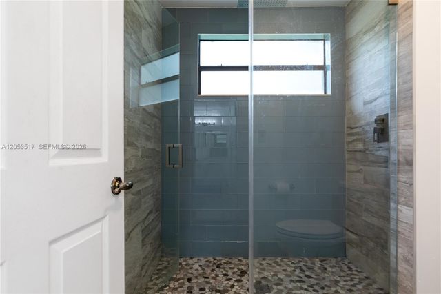 9153 Vineyard Lake Dr, Plantation, FL 33324