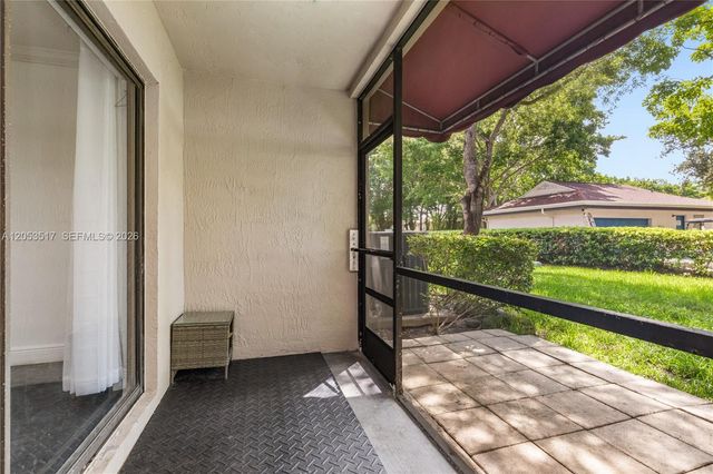 9153 Vineyard Lake Dr, Plantation, FL 33324