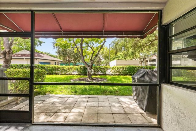 9153 Vineyard Lake Dr, Plantation, FL 33324
