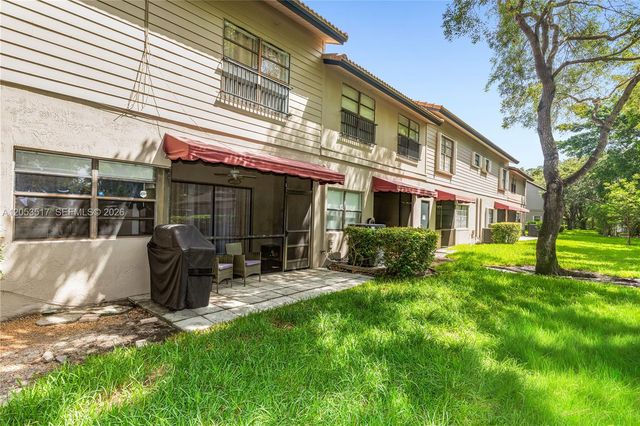 9153 Vineyard Lake Dr, Plantation, FL 33324