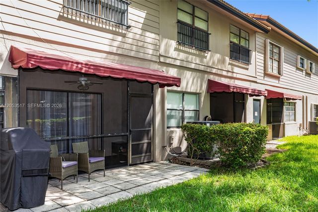 9153 Vineyard Lake Dr, Plantation, FL 33324
