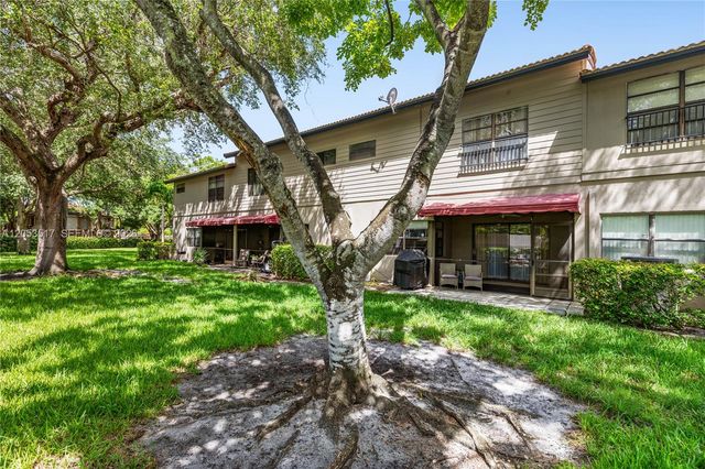 9153 Vineyard Lake Dr, Plantation, FL 33324