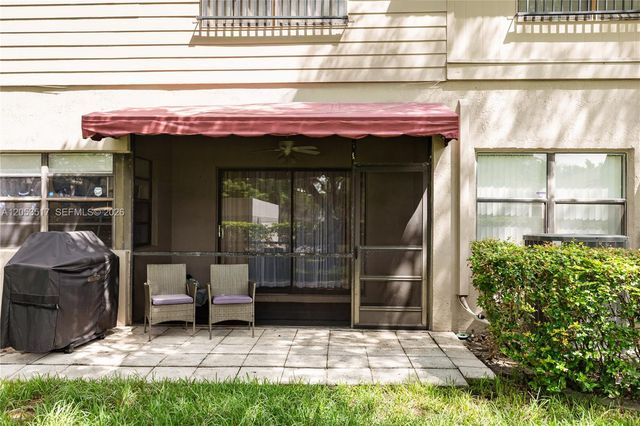 9153 Vineyard Lake Dr, Plantation, FL 33324