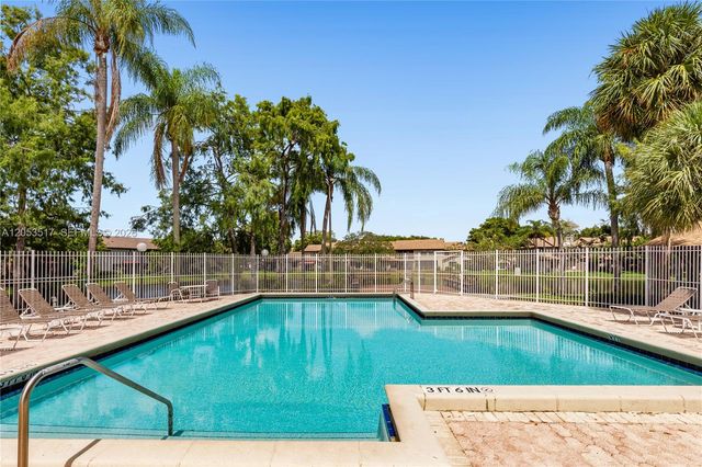 9153 Vineyard Lake Dr, Plantation, FL 33324