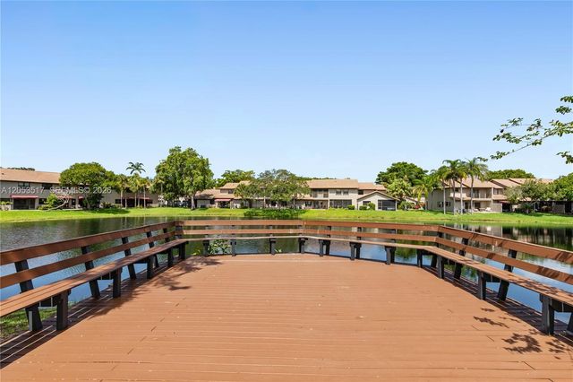9153 Vineyard Lake Dr, Plantation, FL 33324