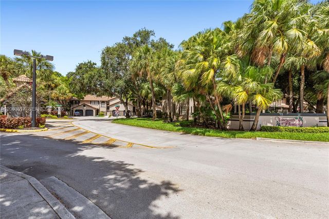 9153 Vineyard Lake Dr, Plantation, FL 33324