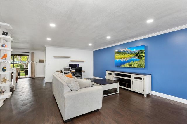 9153 Vineyard Lake Dr, Plantation, FL 33324