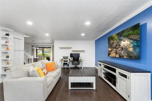 9153 Vineyard Lake Dr, Plantation, FL 33324