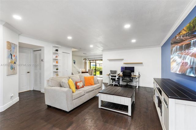 9153 Vineyard Lake Dr, Plantation, FL 33324