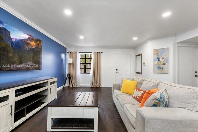 9153 Vineyard Lake Dr, Plantation, FL 33324