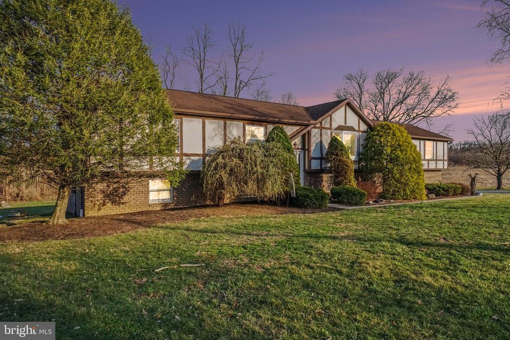 141 SIMMONS RD, Mechanicsburg, PA 17055