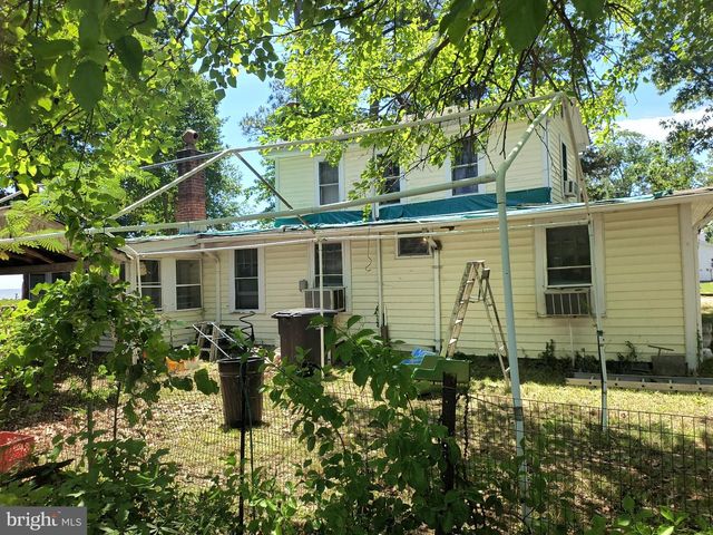 21 CHAMBERLAYNE ST, Colonial Beach, VA 22443