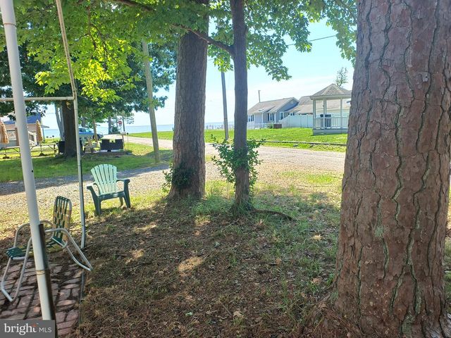 21 CHAMBERLAYNE ST, Colonial Beach, VA 22443