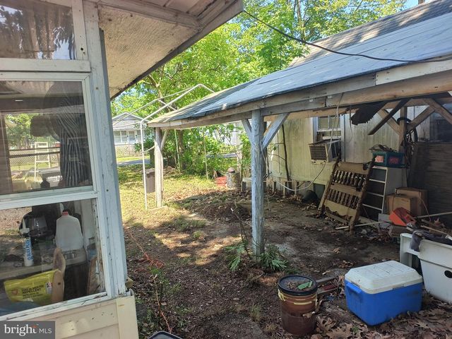 21 CHAMBERLAYNE ST, Colonial Beach, VA 22443