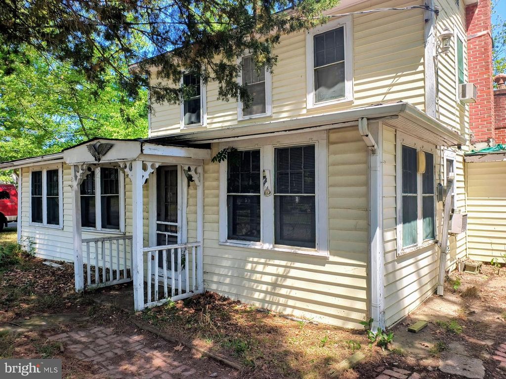 21 CHAMBERLAYNE ST, Colonial Beach, VA 22443