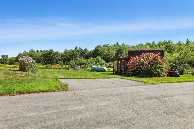 109 Old Center Road, Deerfield, NH 03037