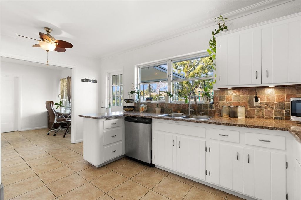 Image 15 of property listing at 1528 CITRUS STREET, Clearwater, FL 33756