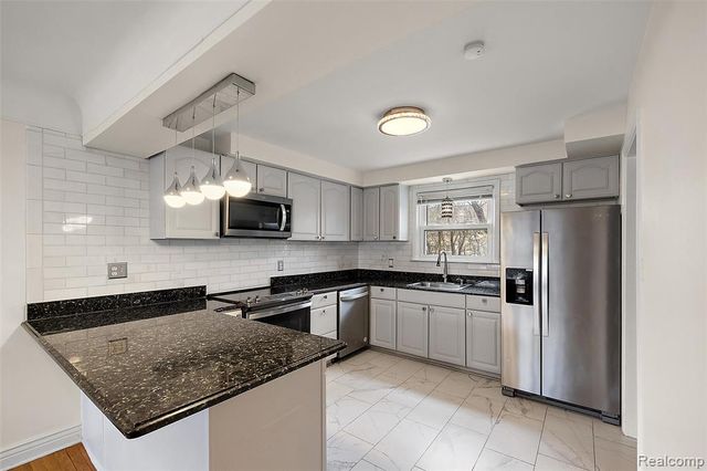 2046 Yorkshire Road, Birmingham, MI 48009