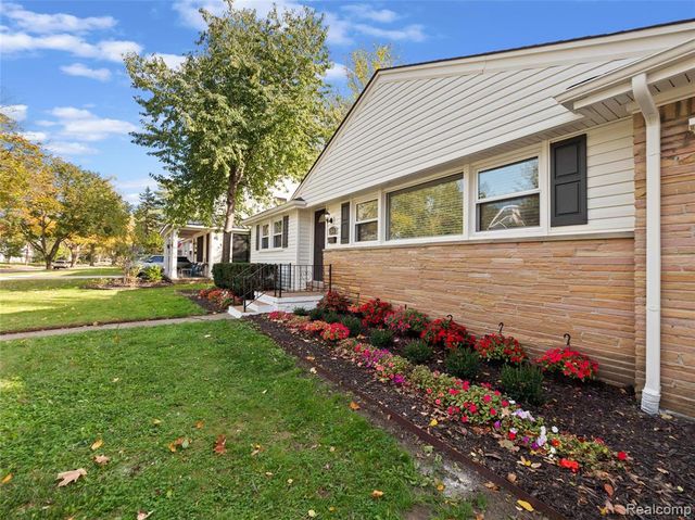 2046 Yorkshire Road, Birmingham, MI 48009