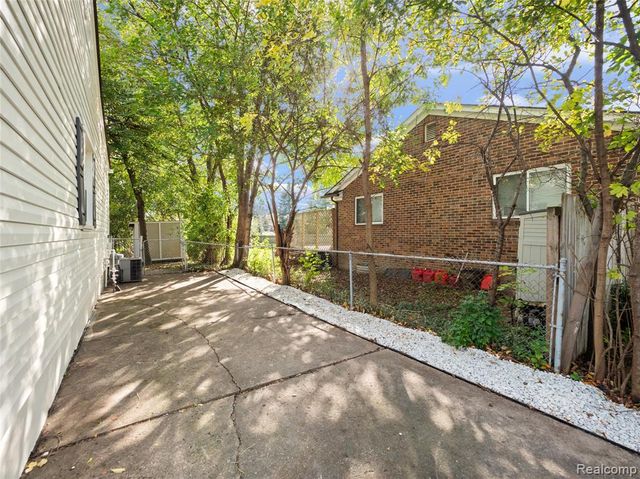 2046 Yorkshire Road, Birmingham, MI 48009