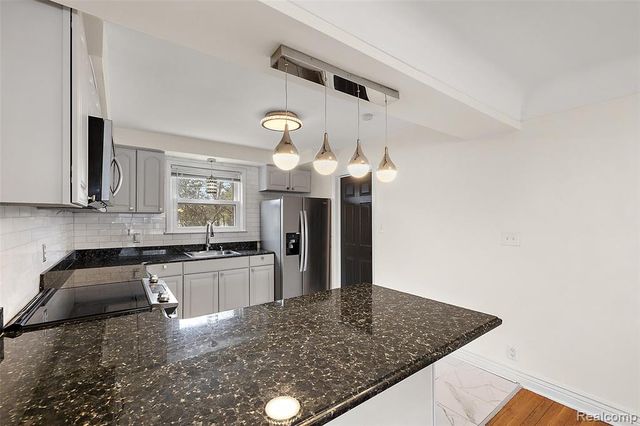 2046 Yorkshire Road, Birmingham, MI 48009