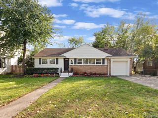 2046 Yorkshire Road, Birmingham, MI 48009