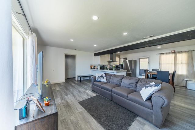 1004 W Pontiac Way, Fresno, CA 93705