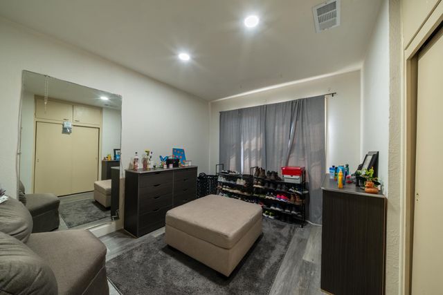 1004 W Pontiac Way, Fresno, CA 93705