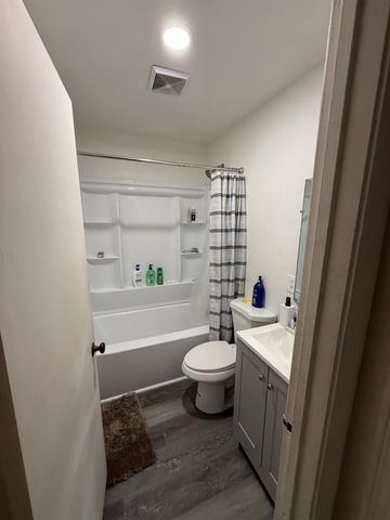 1004 W Pontiac Way, Fresno, CA 93705