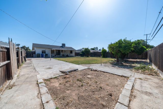1004 W Pontiac Way, Fresno, CA 93705