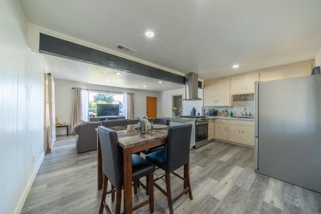 1004 W Pontiac Way, Fresno, CA 93705
